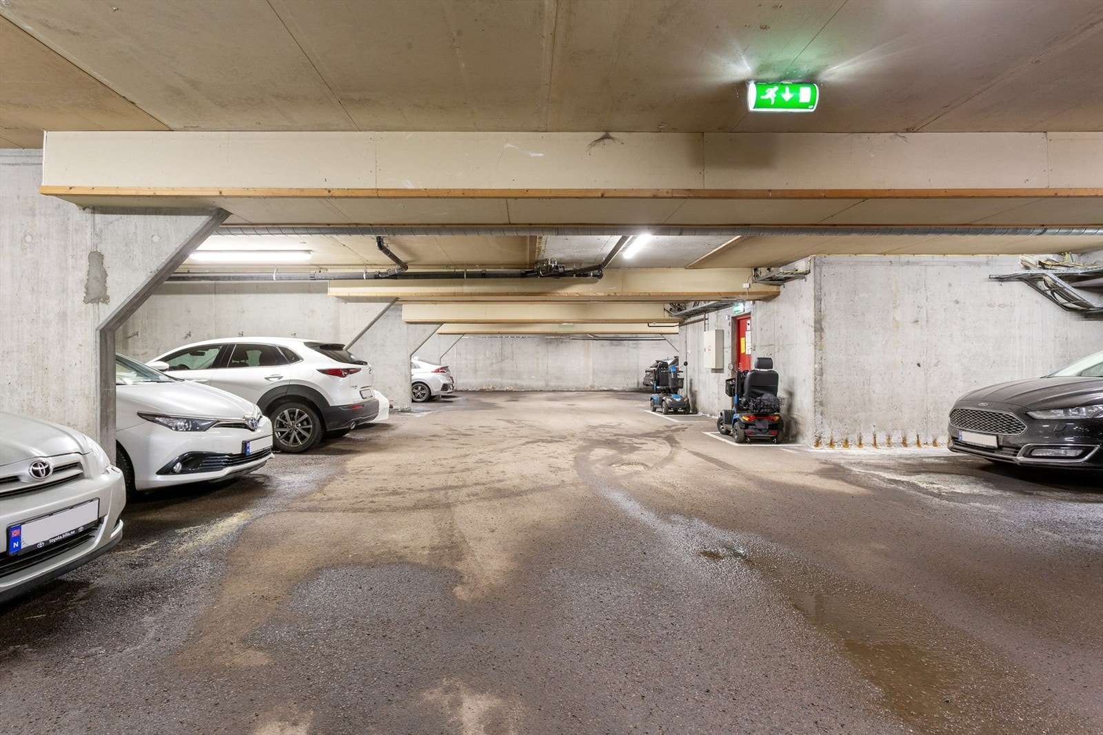 Det medfølger en eksklusiv bruksrett på parkeringsplass i felles garasjeanlegg, utstyrt med el-billader. Galleribilde