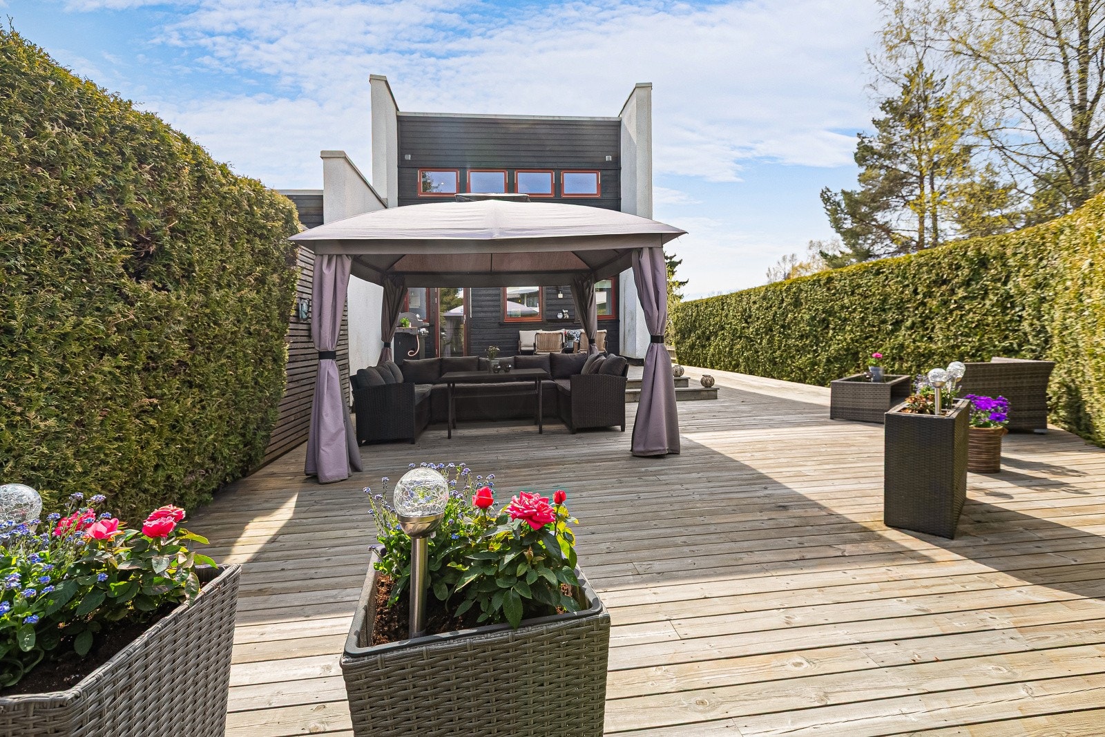 Boligen har flere private uteplasser, inkludert en særdeles romslig terrasse på ca. 101 m² med direkte utgang fra kjøkkenet. Her er det gode solforhold gjennom dagen. Galleribilde
