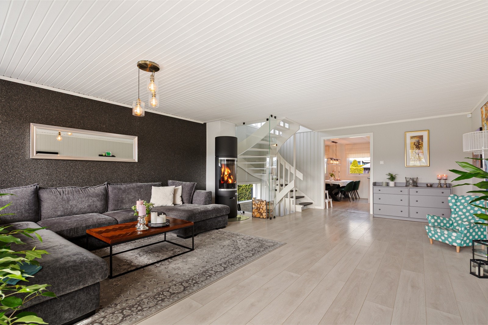 Fra stuen er det en åpen og sosial overgang til kjøkkenet og spisestuen. Galleribilde
