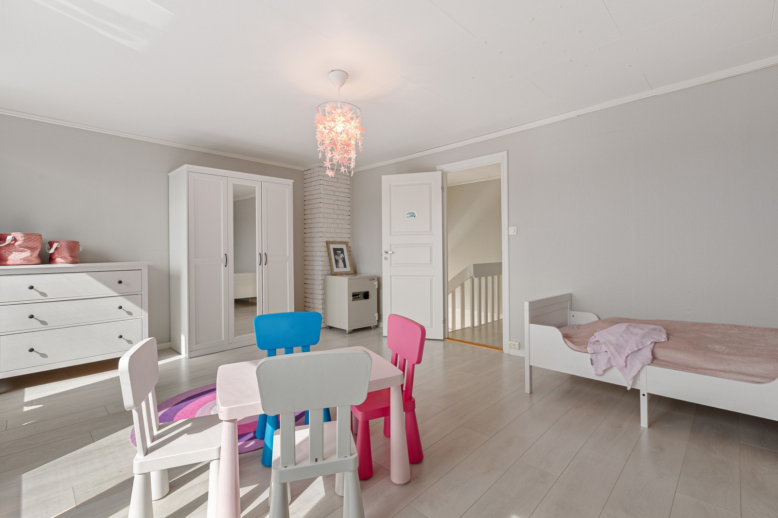 Rommet er lyst og har god plass til både seng, garderobe og pult og annet som man måtte ønske. Galleribilde