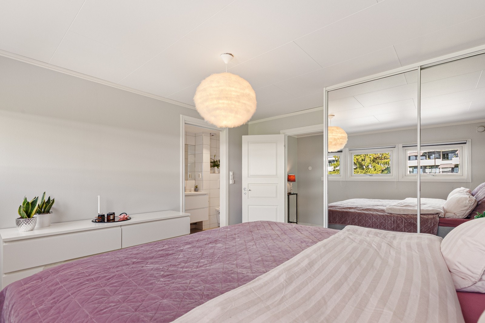 Hovedsoverommet har i tillegg skyvedørsgarderobe gir rikelig med oppbevaringsplass. Galleribilde