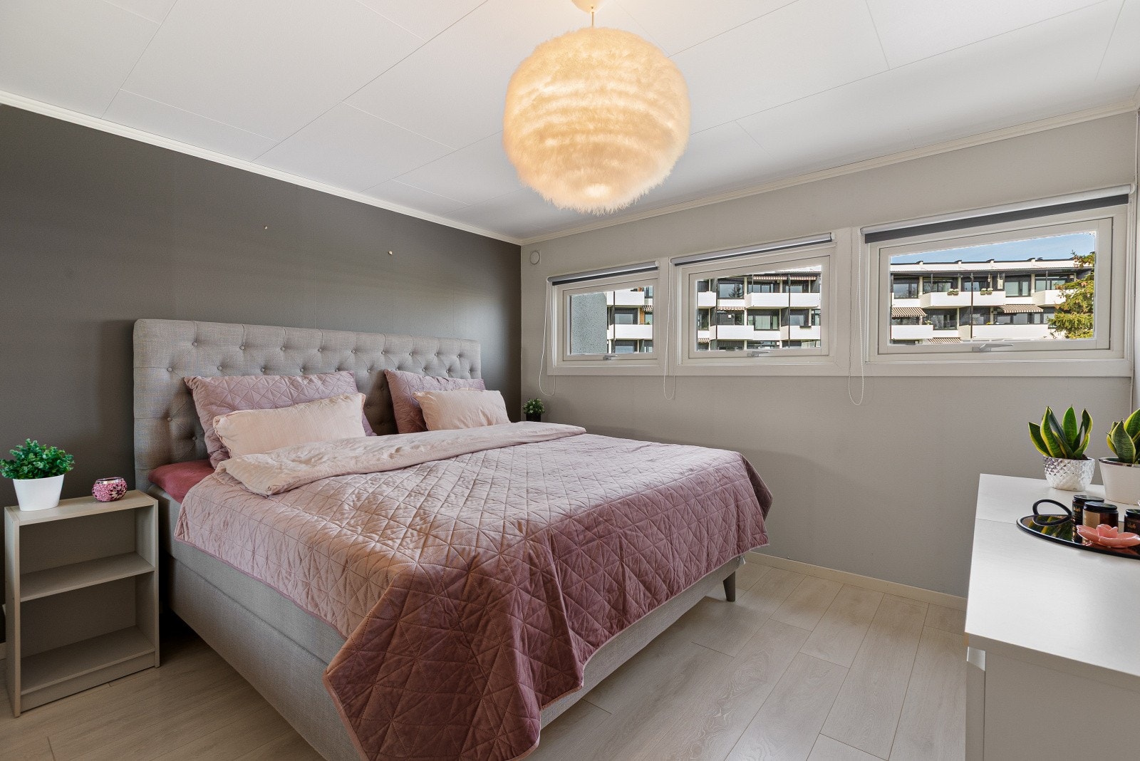 Hovedsoverommet i etasjen er romslig og ligger i suiteløsning med adkomst til eget baderom. Galleribilde