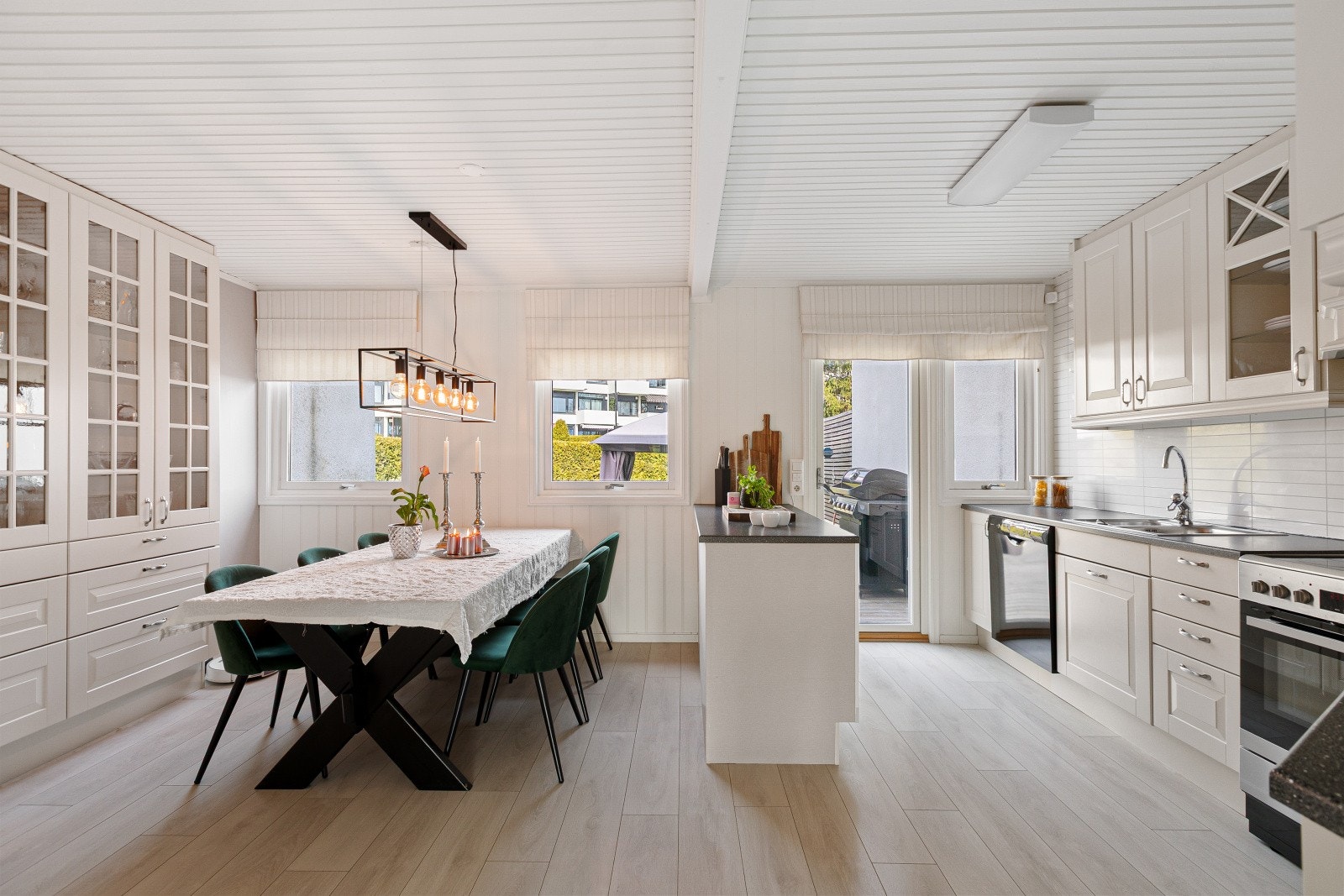Kjøkkenet har rikelig med skap- og benkeplass, samt mulighet for en stor spiseplass for hele familien. Galleribilde