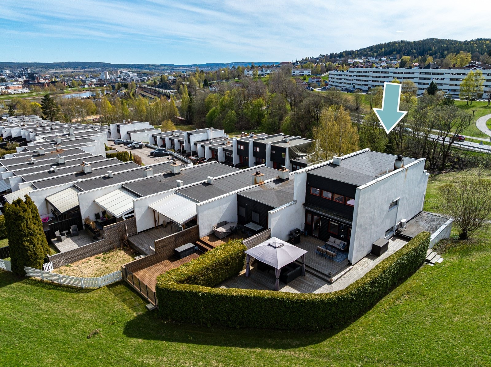Boligen ligger usjenert til og har rikelig med sol på de ulike uteplassene. Galleribilde