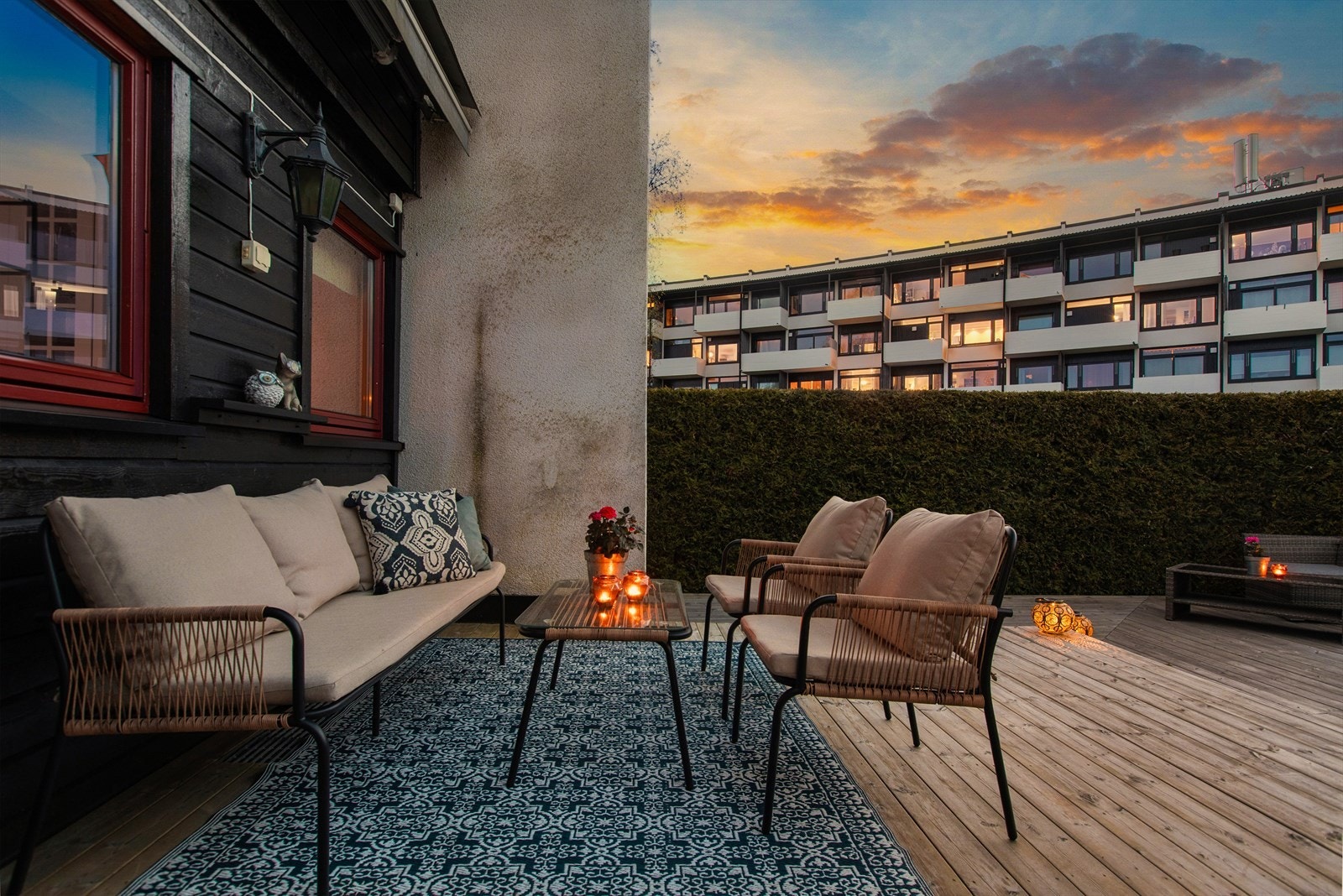 Fra kjøkkenet er det utgang til herlig terrasse på imponerende 101 kvm. Galleribilde