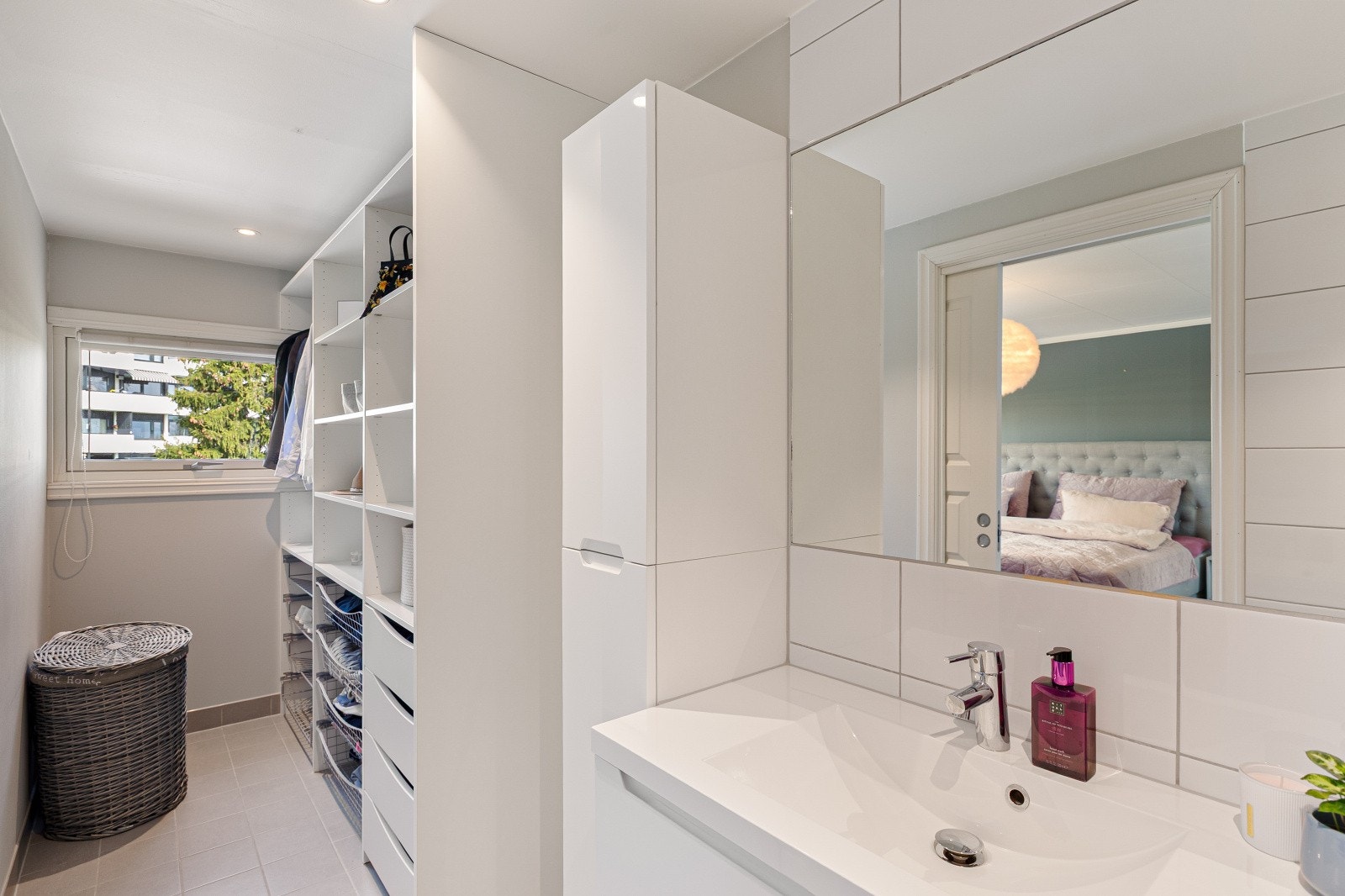 Det er laget praktisk garderobeløsning på badet i 2. etasje. Badet er ikke bruksendret (se punkt ferdigattest). Galleribilde