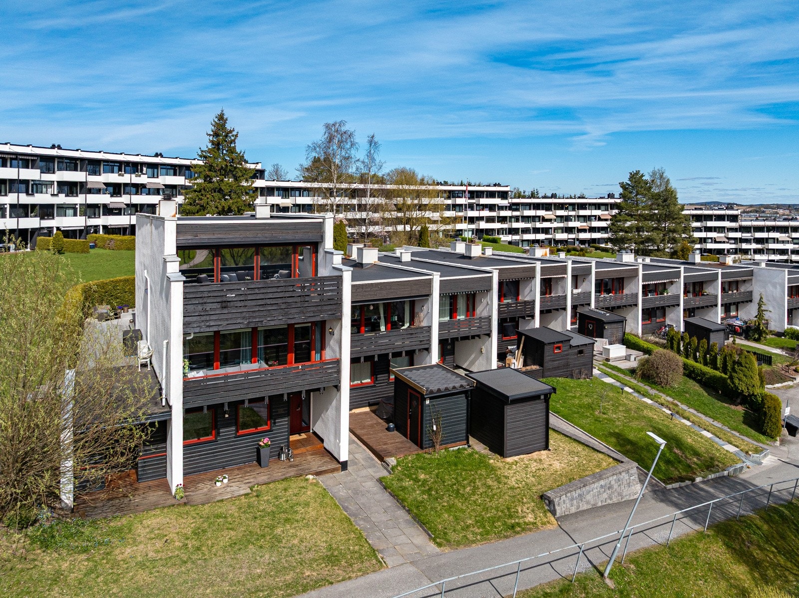 Velkommen til dette innholdsrike enderekkehuset i Hestehagen borettslag. En familievennlig bolig over tre plan med en arealeffektiv planløsning og flere uteplasser. Galleribilde