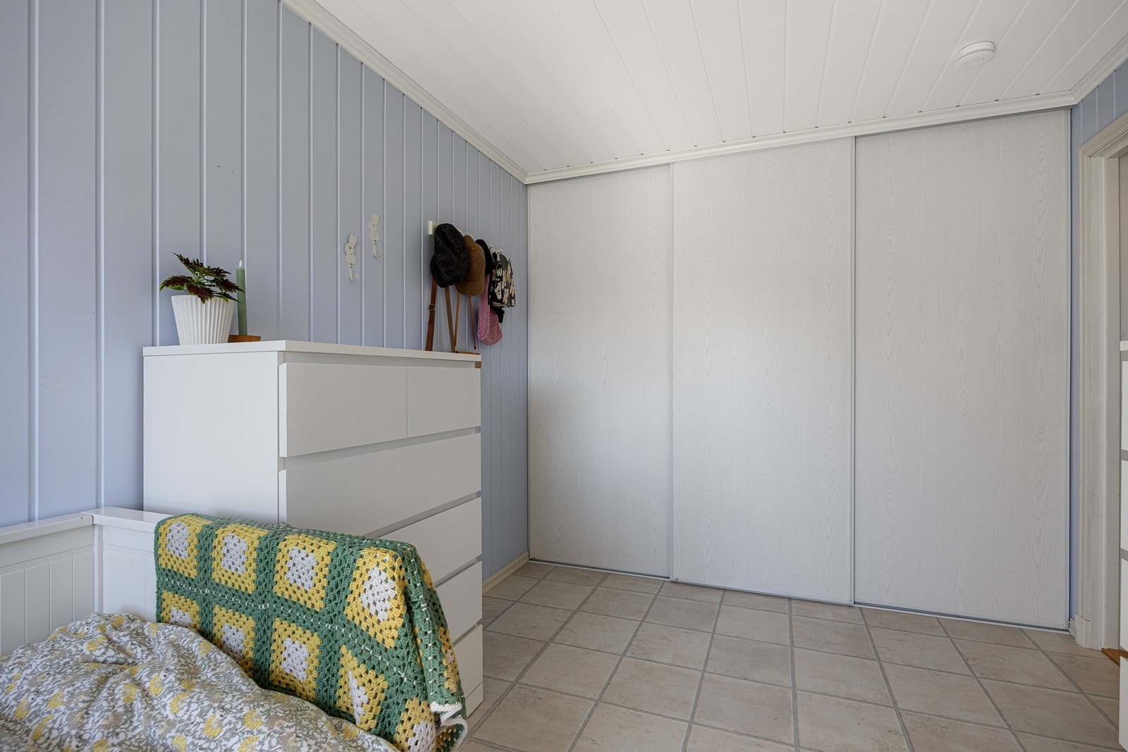 Langs den ene veggen har rommet nede mye oppbevaring i en plassbygget skyvedørsgarderobe med hvite fronter. Alle soverommene har for liten dagslysflate i forhold til dagens krav. Galleribilde