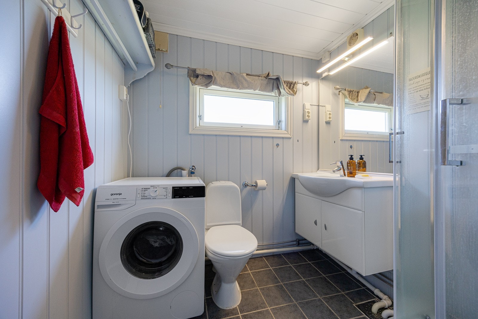 Opplegg for vaskemaskin er etablert, og badet har toalett, dusjkabinett og varmekabler. Galleribilde