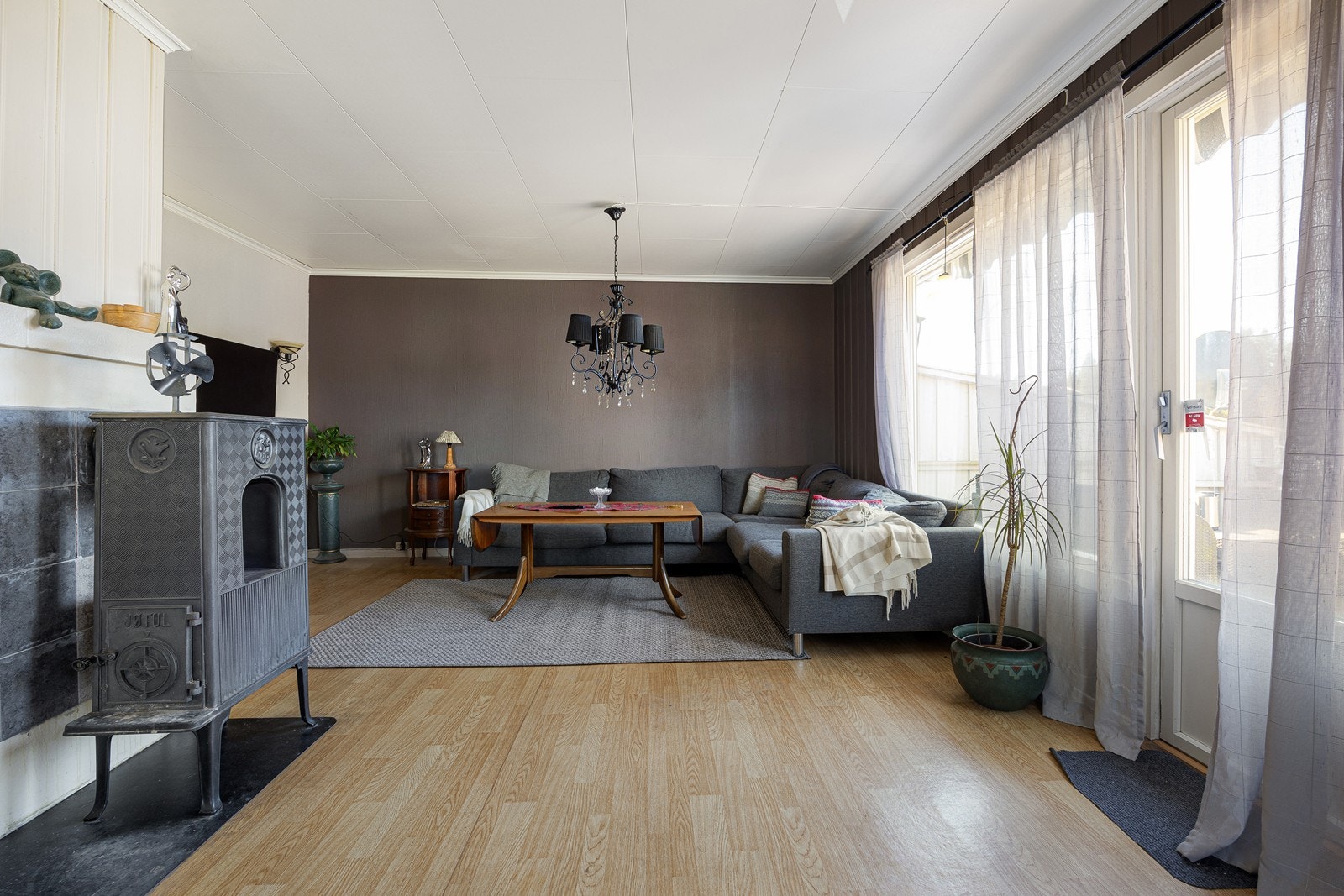 Som samlingssted har boligen en hyggelig vinkelstue, der vinduer på to sider slipper inn godt med naturlig lys. Galleribilde