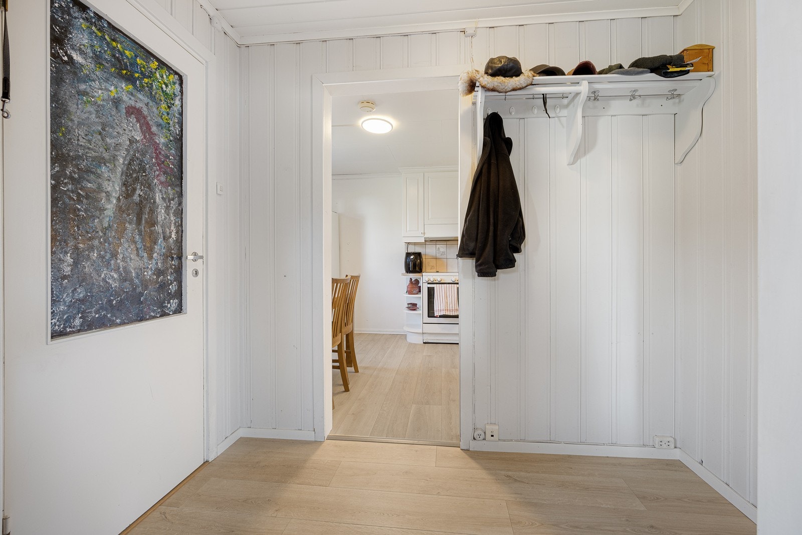 Kårboligen har alt samlet på ett plan, bestående av entré, stue, kjøkken og to soverom. I entreen er det plass til en liten garderobeløsning. Galleribilde