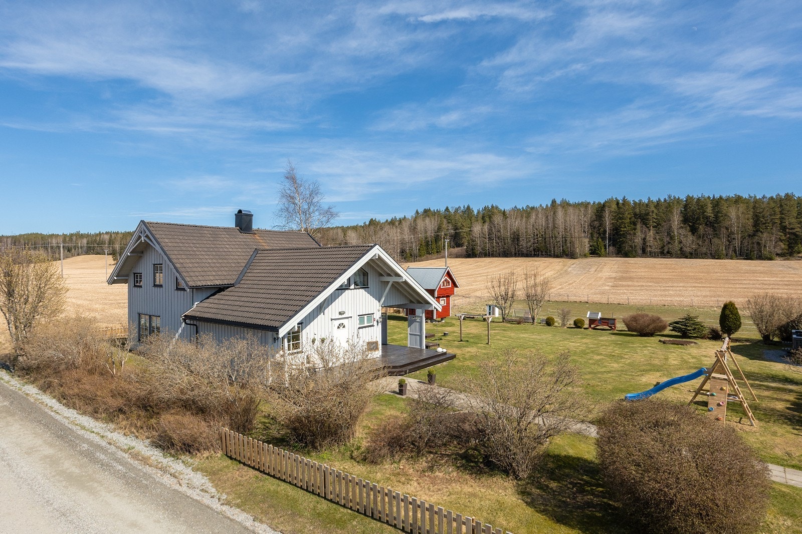 Omgivelsene er landlige og fredfulle, med badevann, store åkre og flotte turområder sommer som vinter. Galleribilde