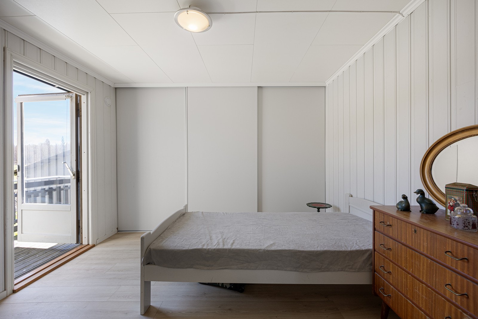 På det andre soverommet er det utgang til balkong, og rommet har en plassbygget skyvedørsgarderobe langs den ene veggen. Galleribilde