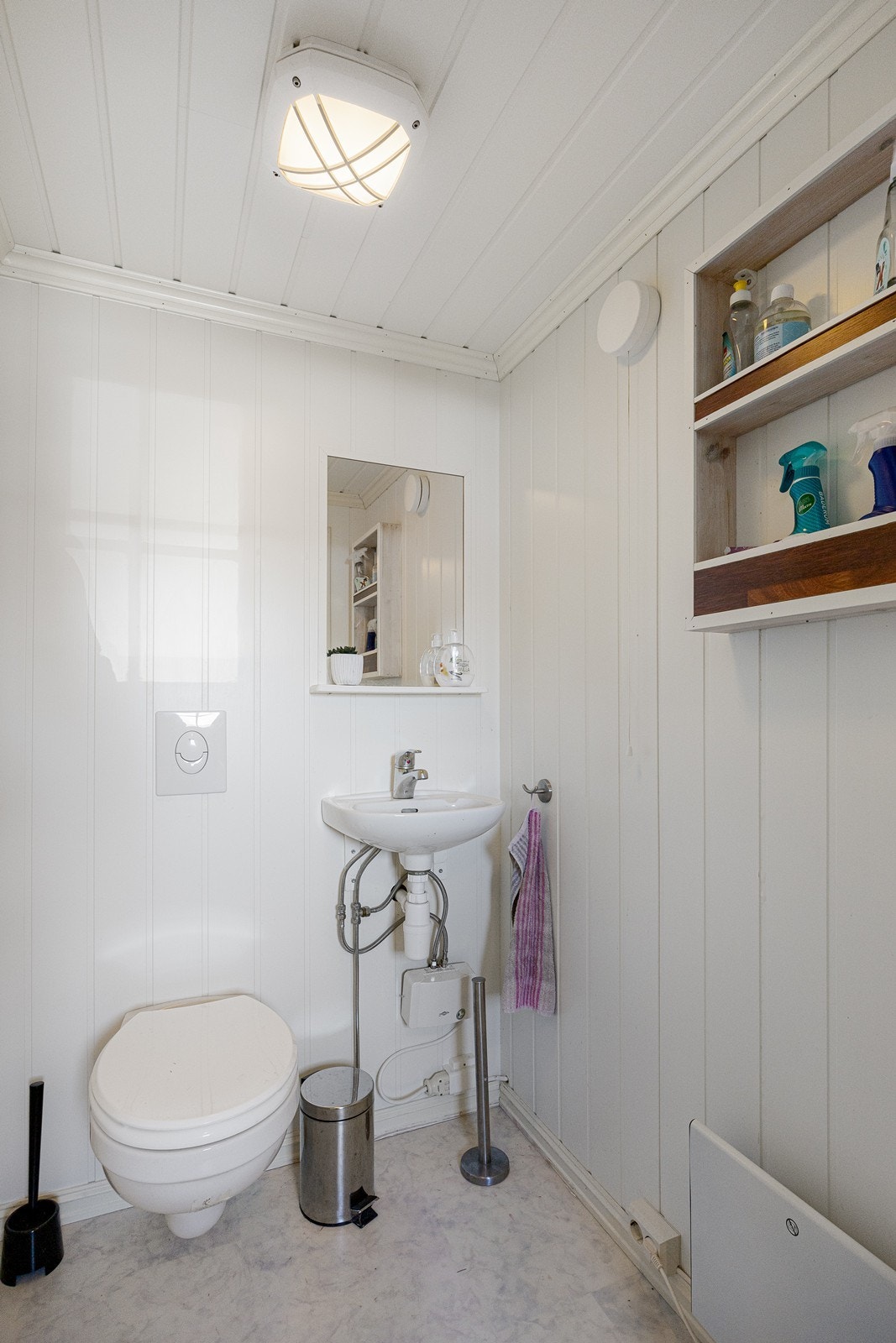 Wc-rommet er innredet med servant og vegghengt toalett. Galleribilde