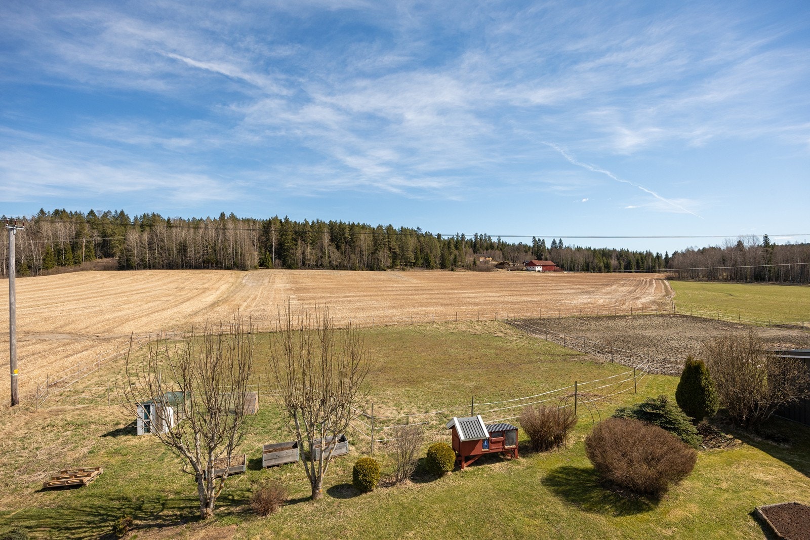 Småbruket ligger usjenert til, og her bor man tilbaketrukket, samtidig som det er kort vei til alle fasiliteter og servicetilbud. Eiendommen er på ca 19,5 mål, der fulldyrket jord utgjør 16 dekar. Galleribilde