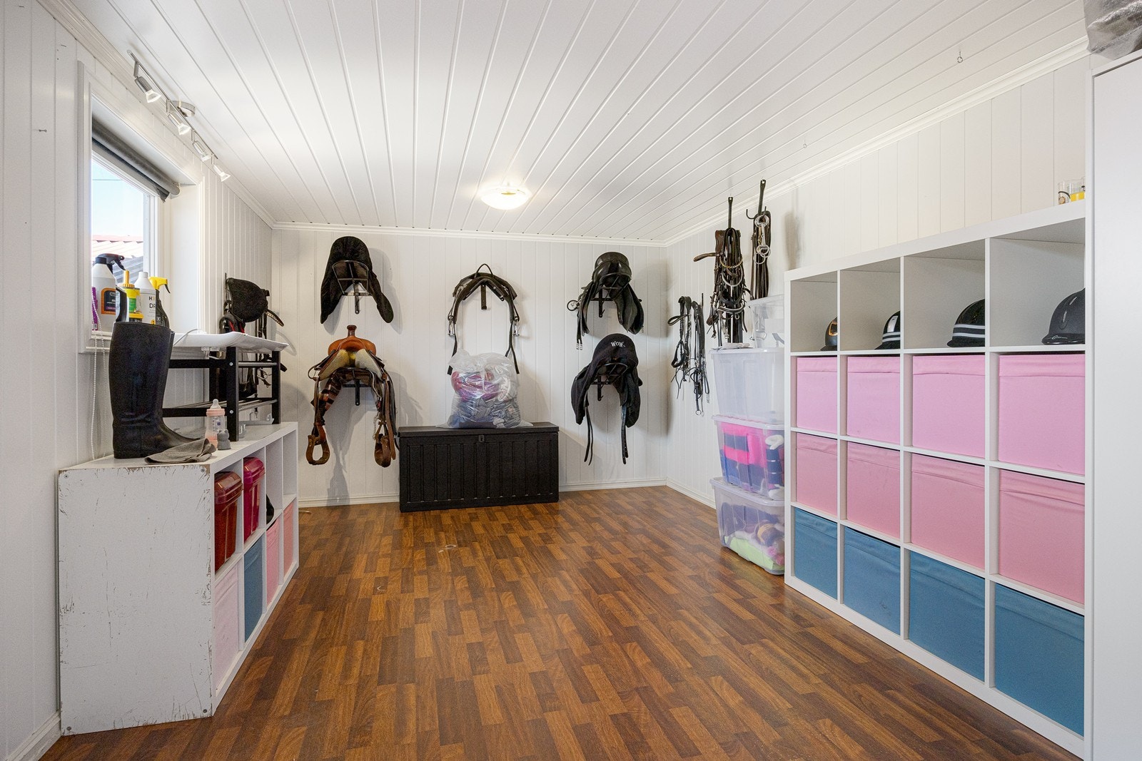 To boder er brukt som salrom og oppbevaring, og et rom er brukt som fôrrom. Galleribilde