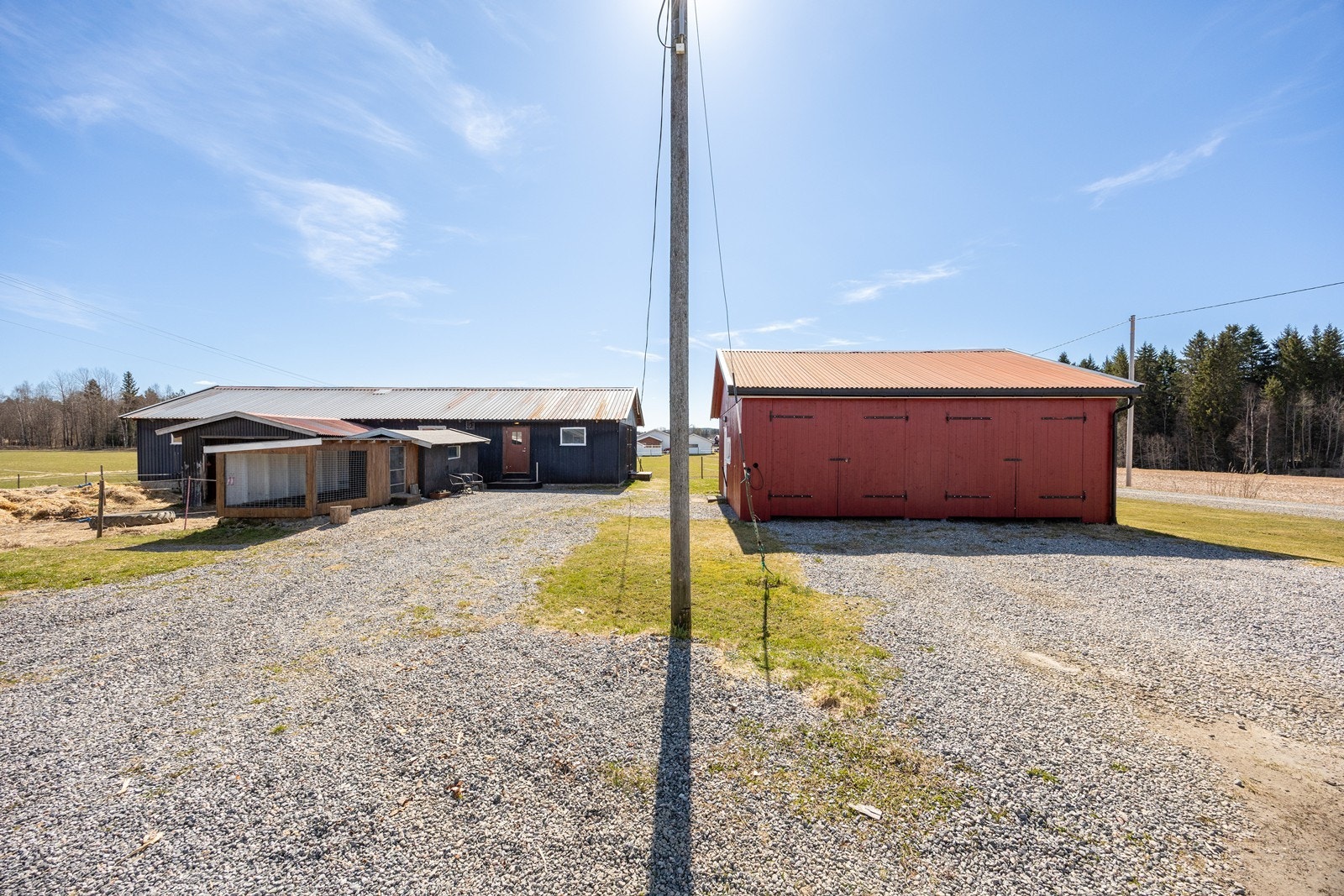 På eiendommen står det også et vognskjul på ca. 60 kvm, og tunet har en stor, gruslagt gårdsplass for ytterligere parkering. Galleribilde
