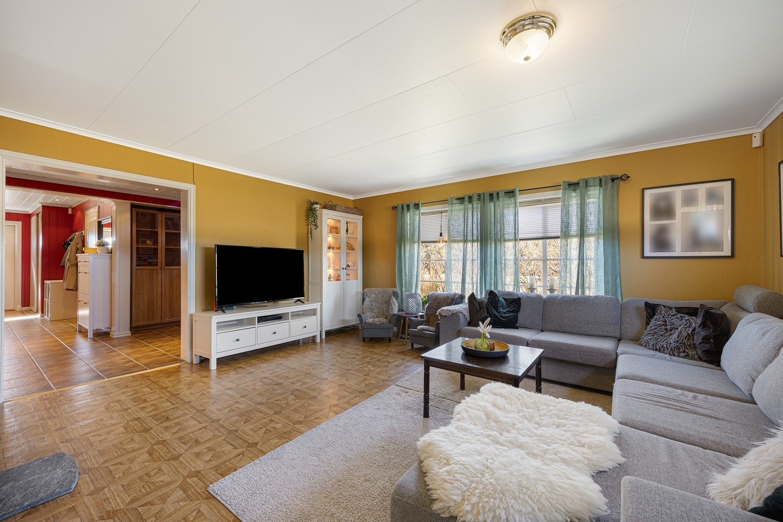 Dagslyset strømmer inn fra to sider og det er åpent ut til gangen og entreen. Galleribilde