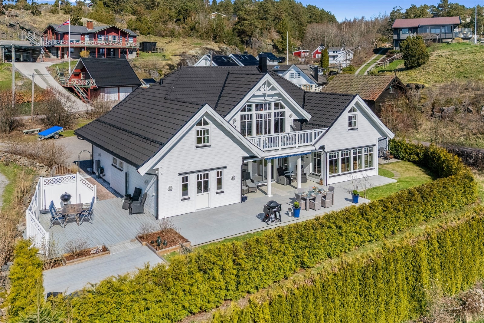Eiendommen sett fra luften, med sin flotte beliggenhet nær sjøen. Galleribilde