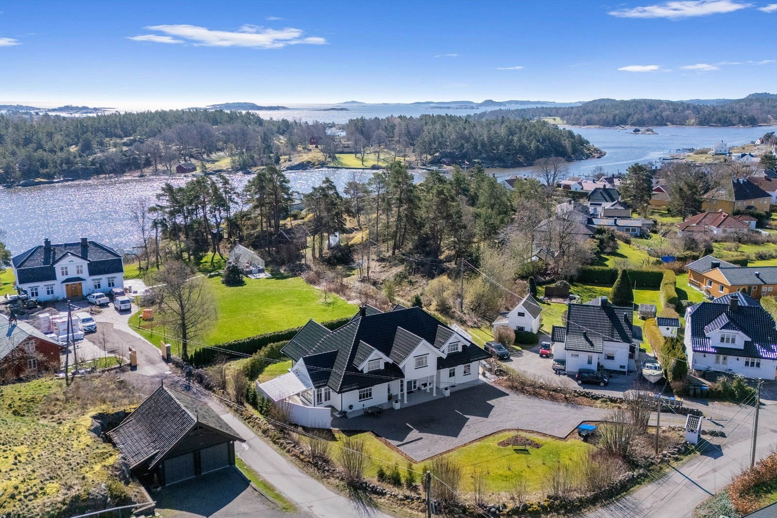 Oversiktsbilde som viser eiendommens flotte plassering i landskapet. Galleribilde