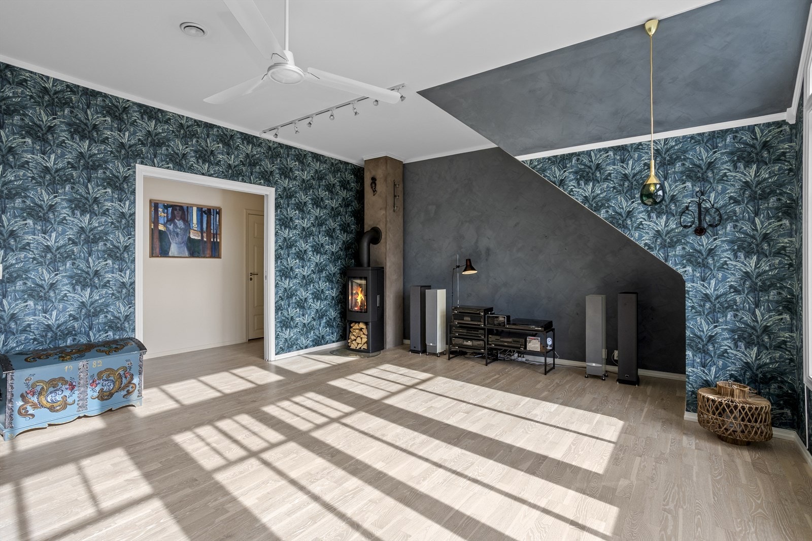 Loftstuen har også en peisovn, som skaper en lun og koselig stemning. Galleribilde
