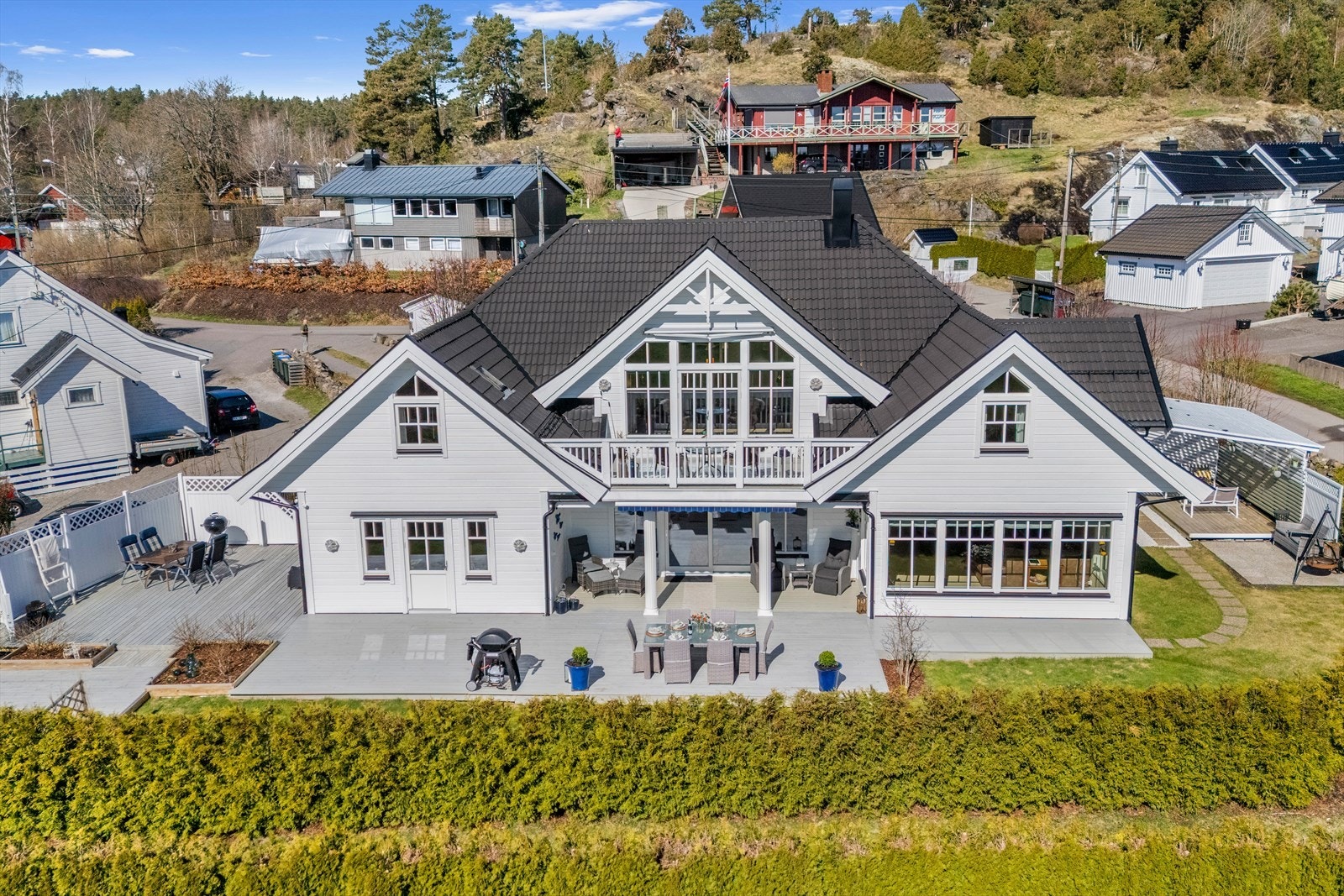 Boligen er fra 2016 og holder en god standard, og ligger på en flat, eiet tomt i andre rekke til sjøen. Galleribilde