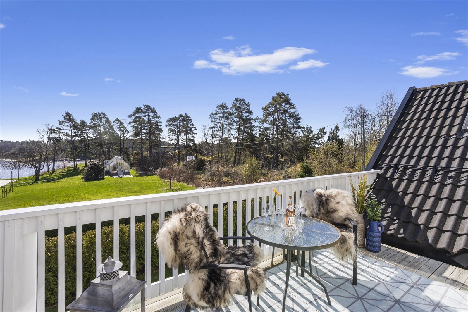 Balkongen har plass til en sittegruppe og har utsikt mot sjøen. Galleribilde
