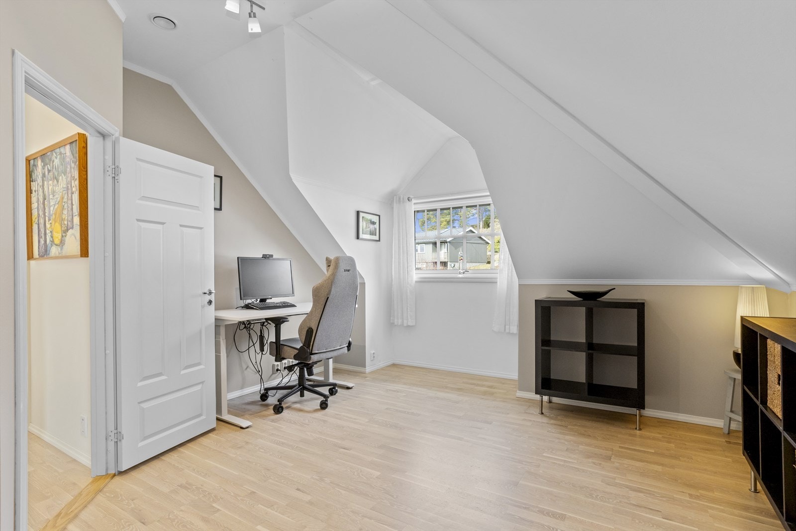 Et lyst og trivelig rom som egner seg godt som barnerom eller kontor. Galleribilde