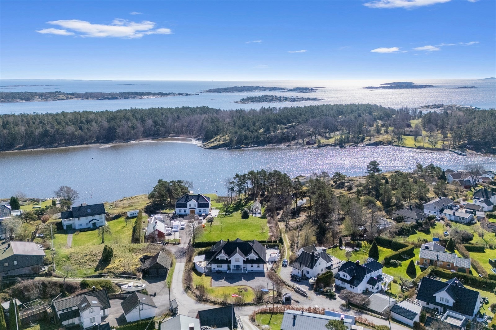 Eiendommen ligger i et trygt og etablert nabolag, vurdert som svært trygt med lite støy og trafikk. Galleribilde