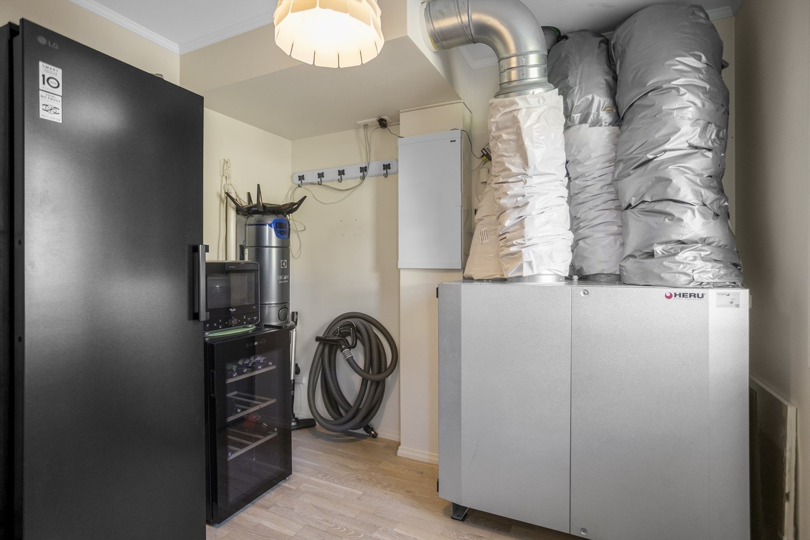 Det tekniske rommet huser aggregatet for det balanserte ventilasjonsanlegget med varmegjenvinning. Galleribilde