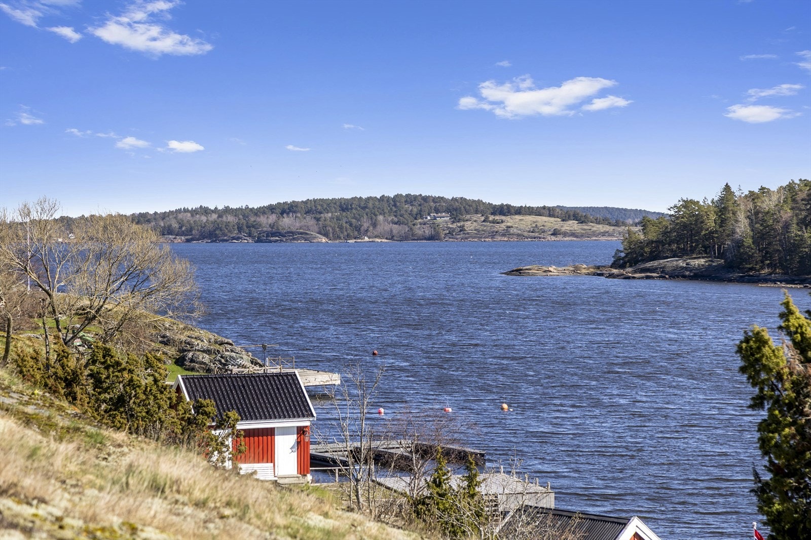 Området byr på fantastiske tur- og friluftsmuligheter, både til lands og til vanns. Galleribilde