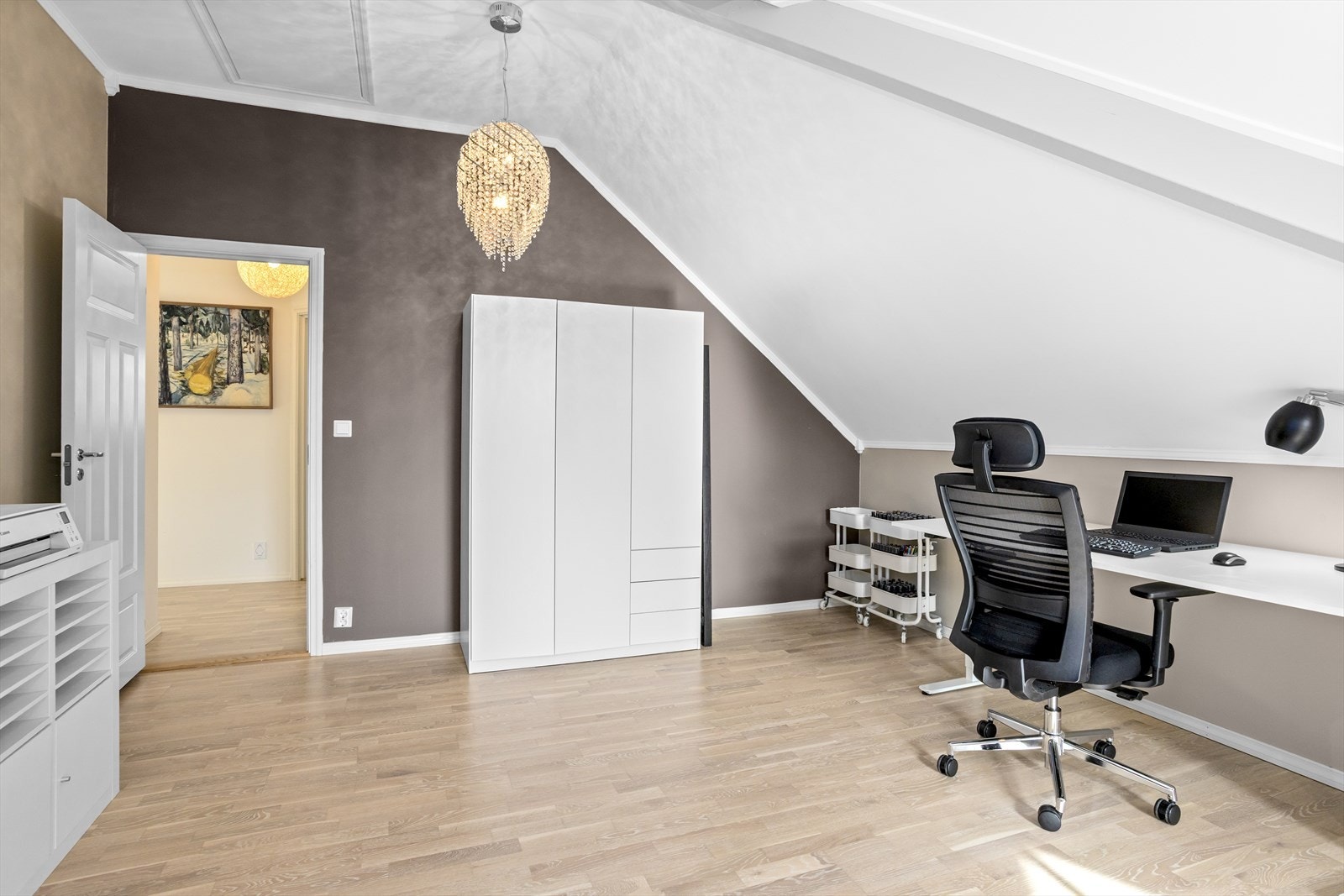 Soverommene er romslige og har god plass til både seng, skrivepult og garderobeløsninger. Galleribilde