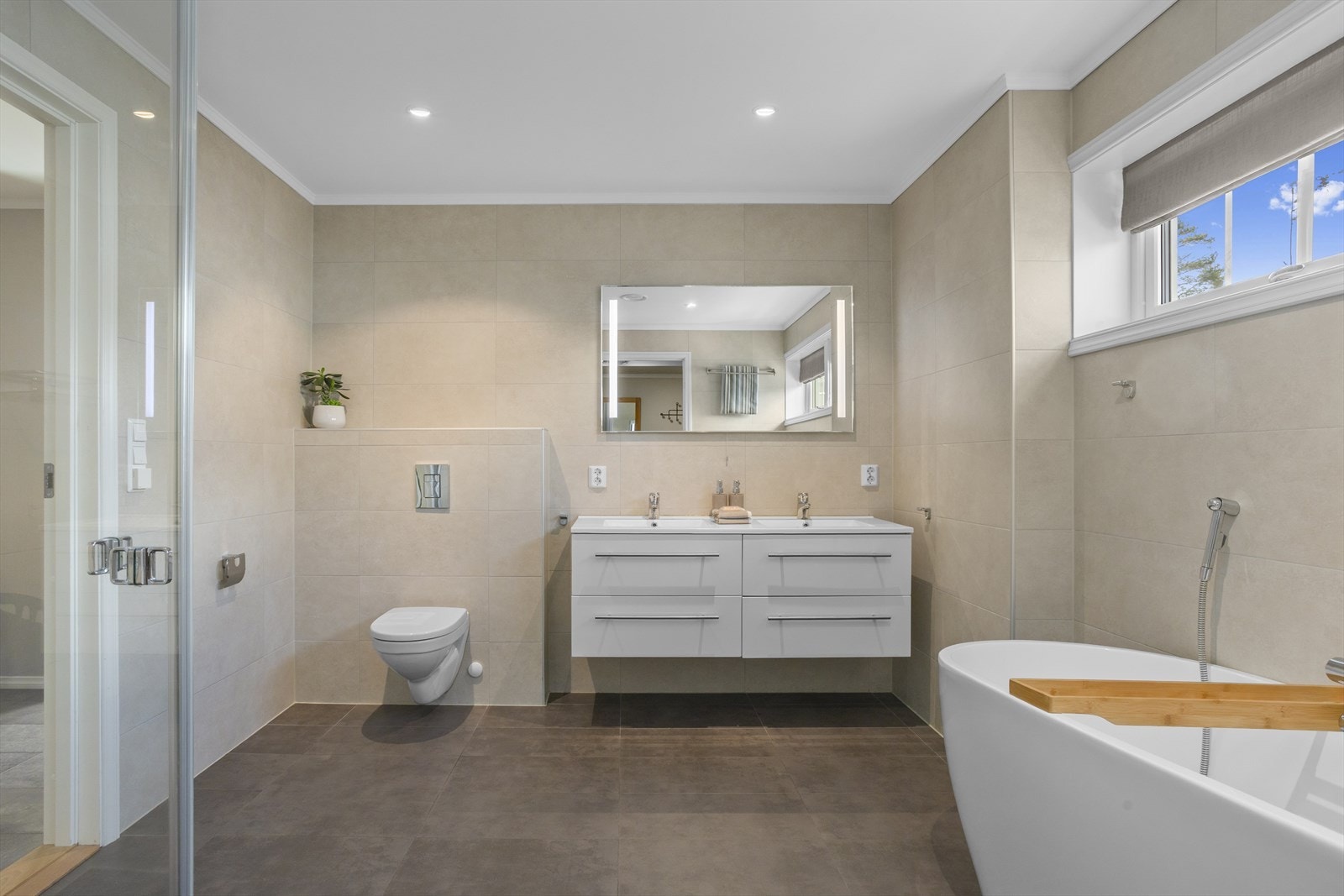 Romslig og lyst bad med moderne innredning og downlights i taket. Galleribilde