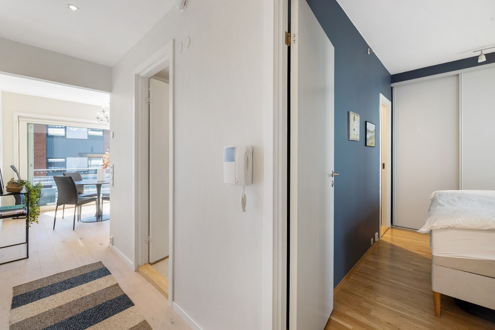 Entré/gang med adkomst videre til stue og bad Galleribilde