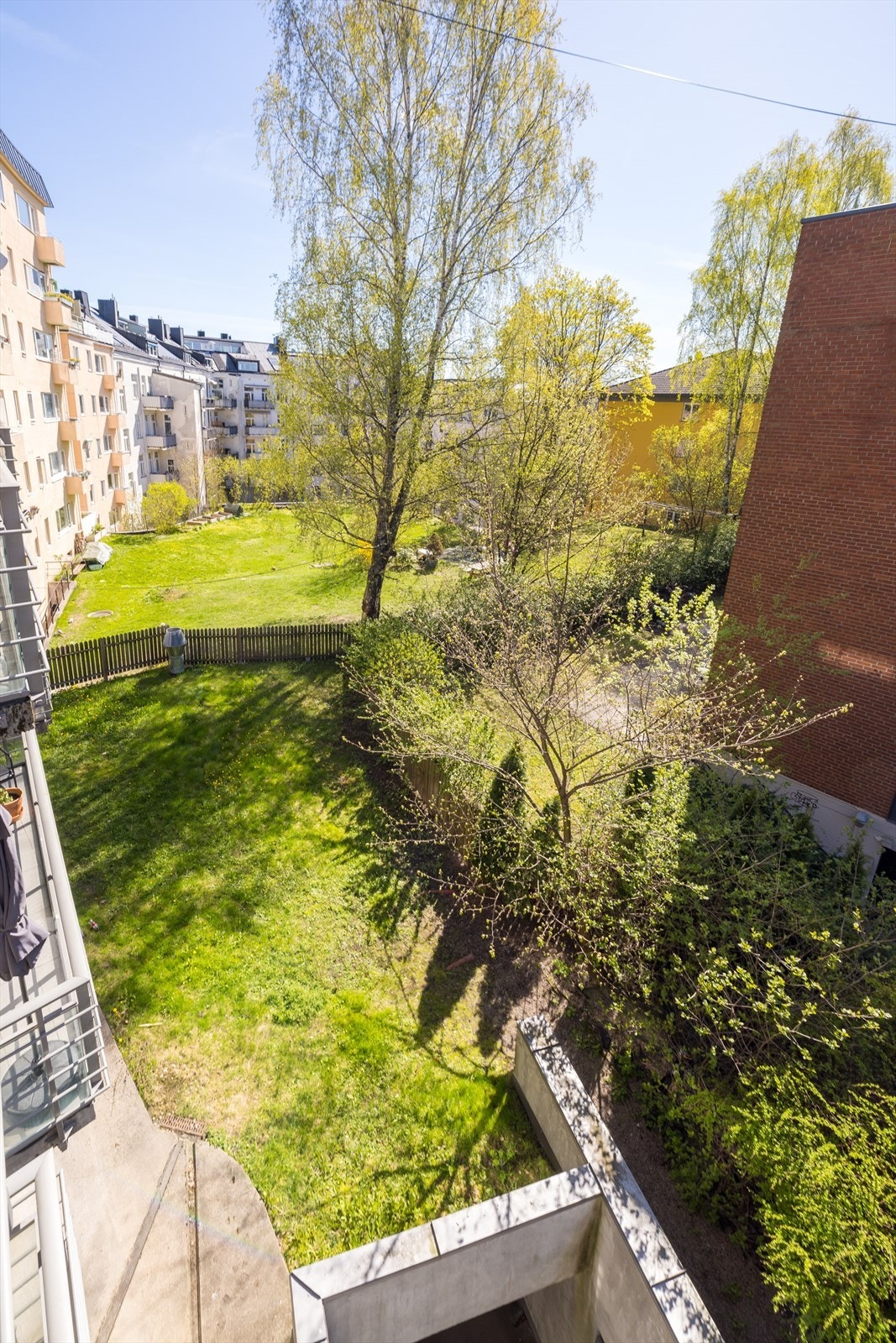 Utearealet vender mot grønt preg og omkringliggende boligbebyggelse Galleribilde