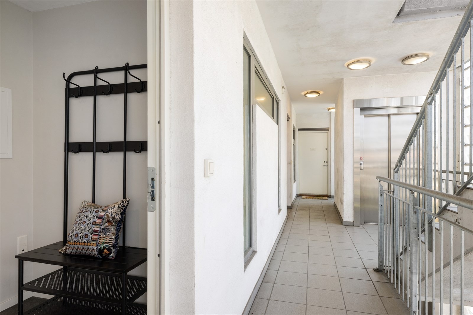 Fellesareal/svalgang med adkomst til leiligheten Galleribilde