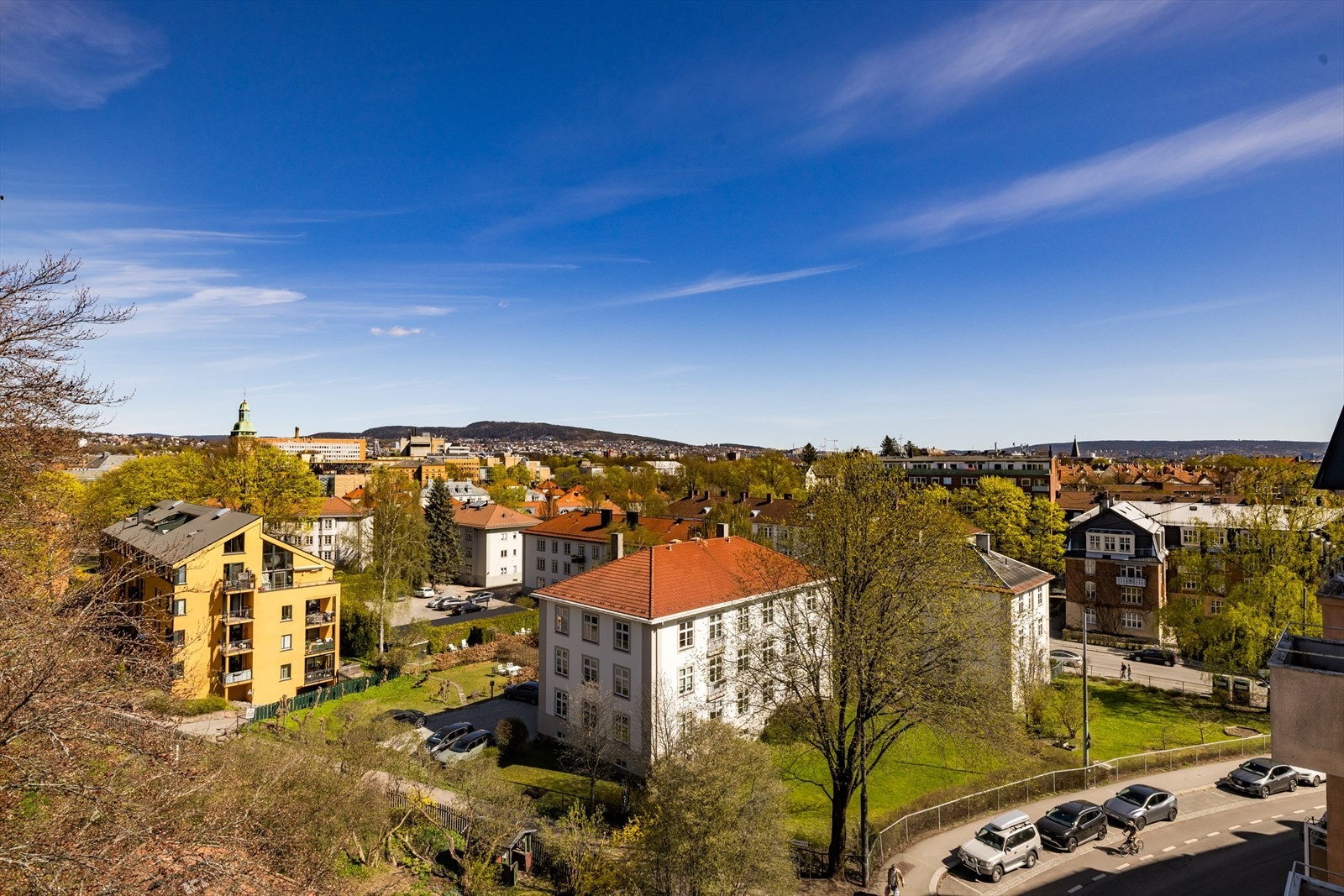 Oversiktlig utsyn mot bebyggelsen rundt Ullevålsveien og trerekker langs gaten Galleribilde