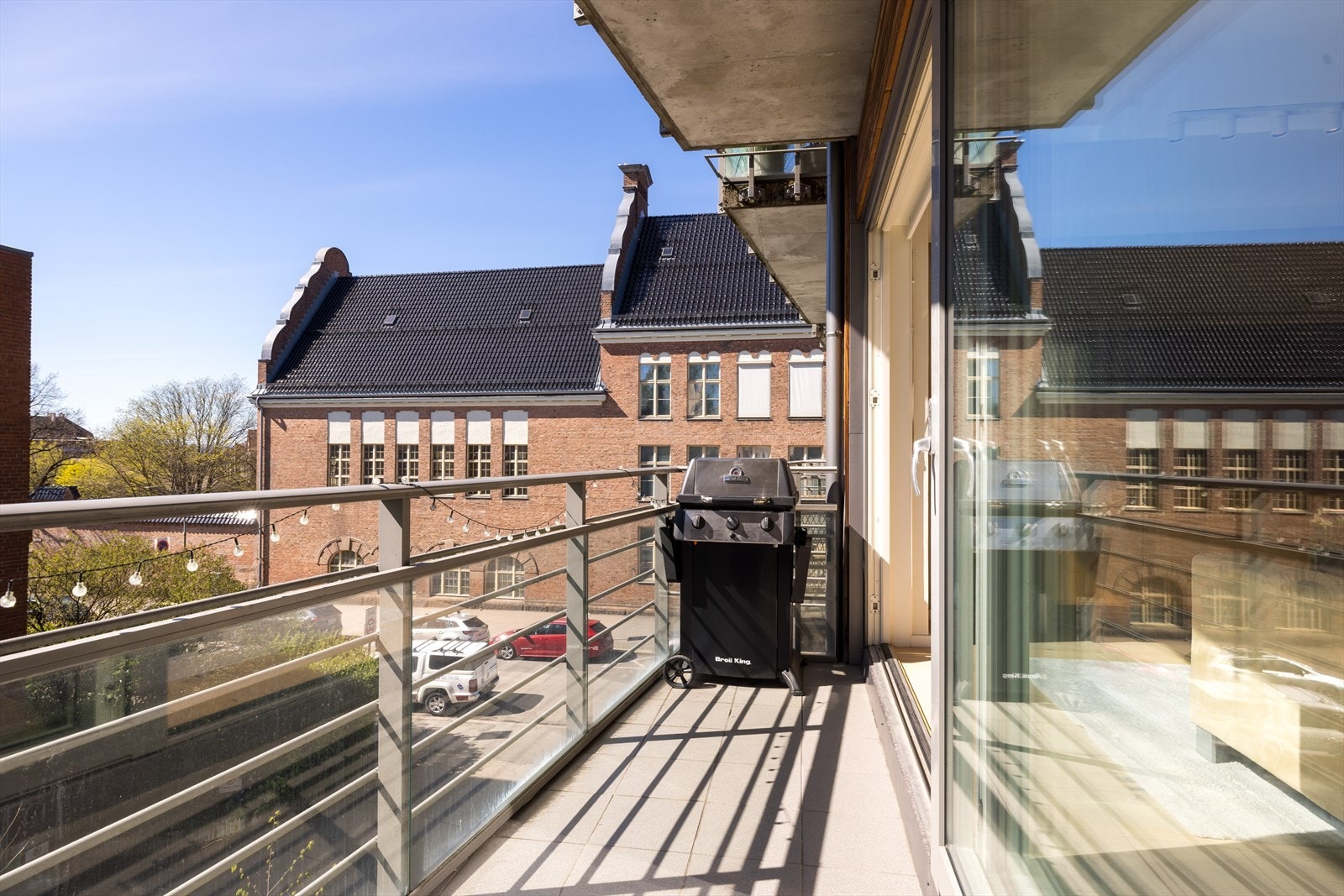 Overbygd balkong på ca. x m² med god plass til utemøblement Galleribilde