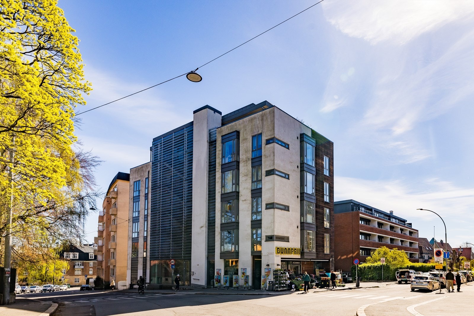 Fasadebilde av bygget med inngangsnivå og næringslokale mot gateplan Galleribilde