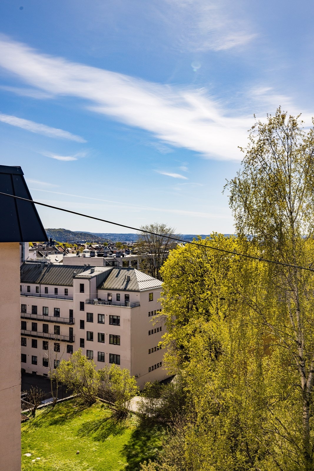 Nærområdet består av en kombinasjon av boligbebyggelse, gatefasader og grønne innslag Galleribilde