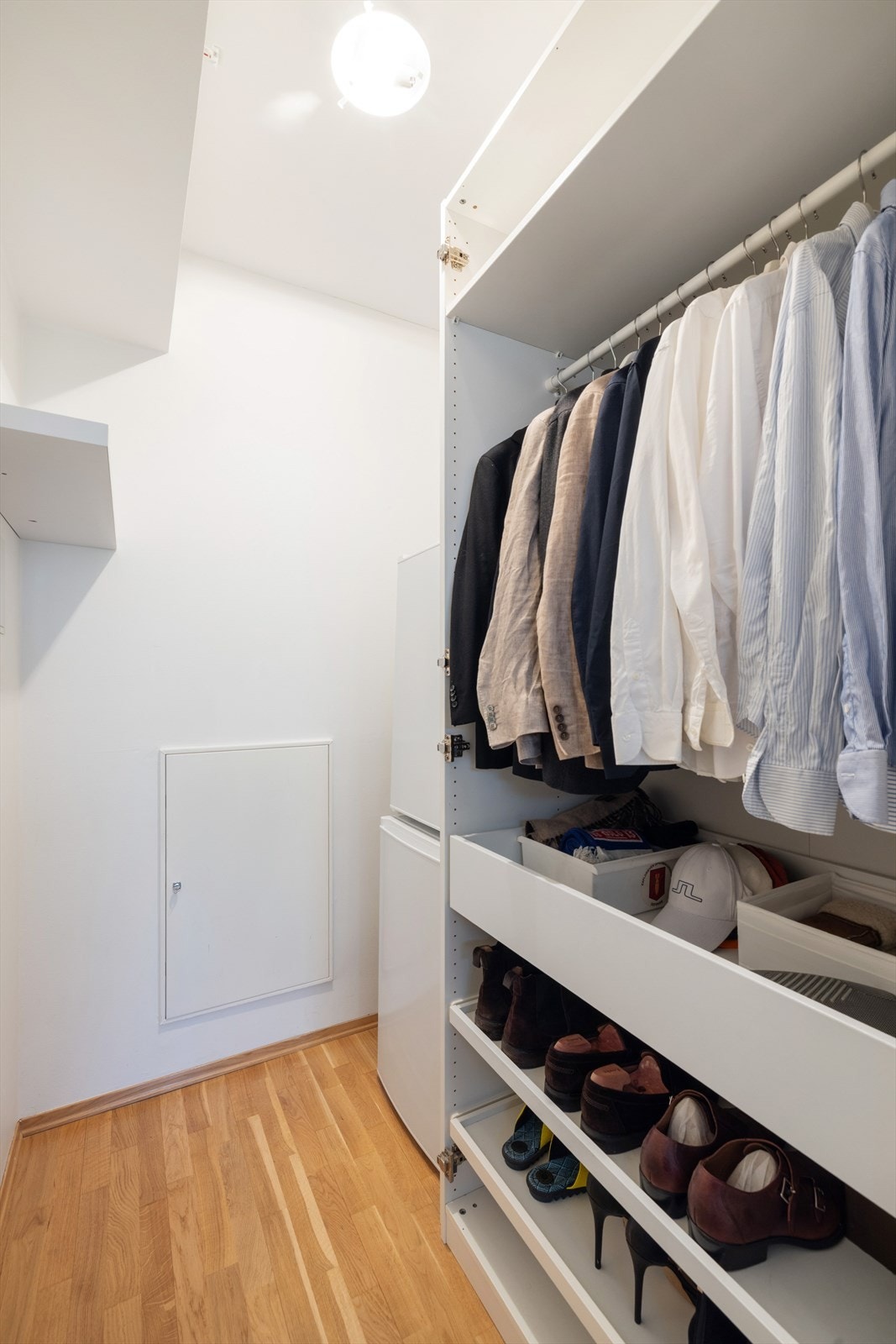 Walk-in closet gir boligen ekstra oppbevaringsplass utover ekstern bod i kjeller Galleribilde