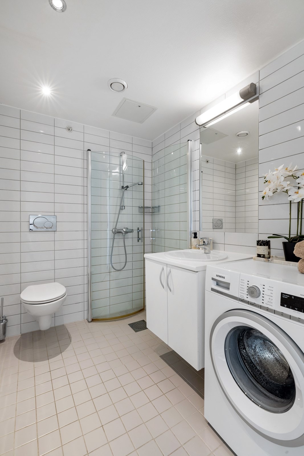 Badet er utstyrt med elektriske varmekabler og balansert ventilasjon Galleribilde