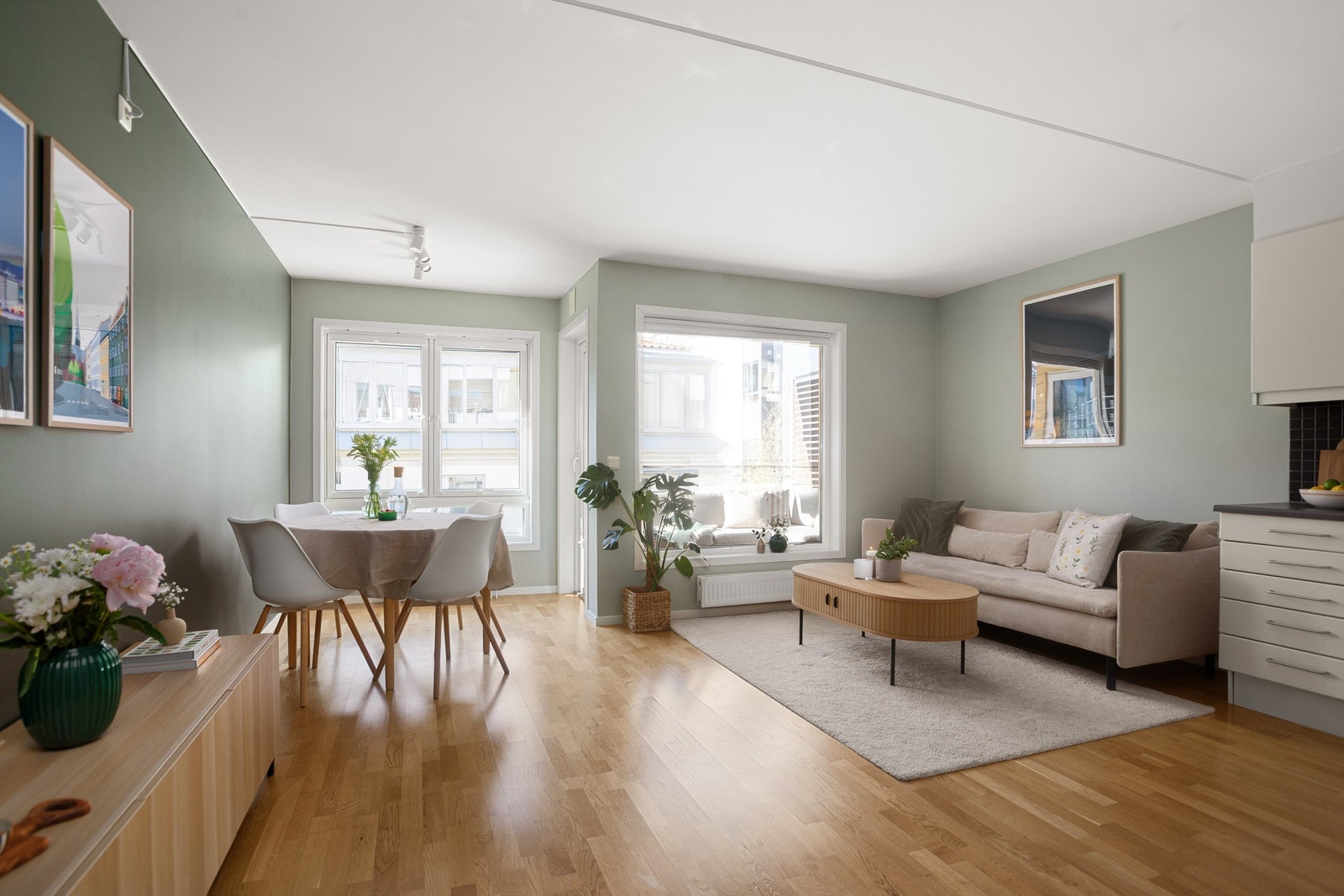 Stue med plass til spisebord og sittegruppe Galleribilde
