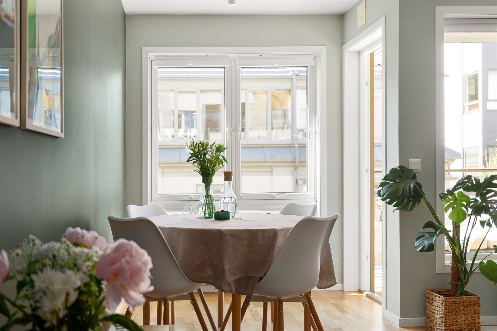 Stue med fin plass til spisebord ved vindu Galleribilde