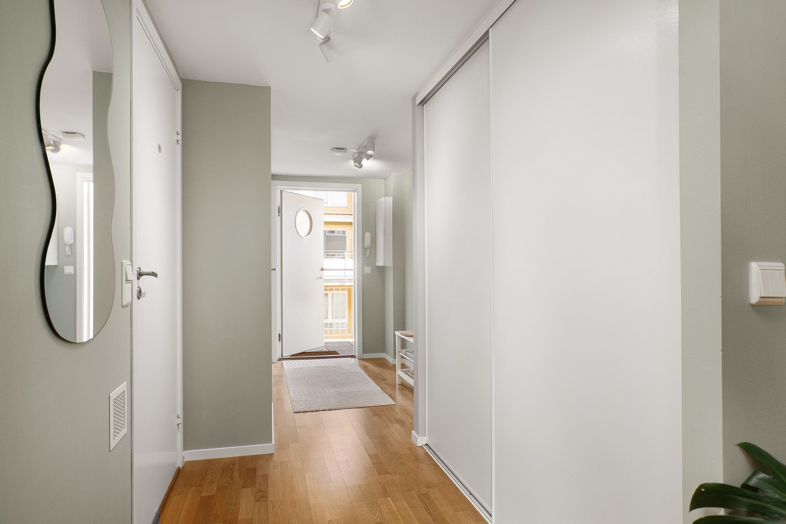Praktisk skyvedørsgarderobe i gangen Galleribilde