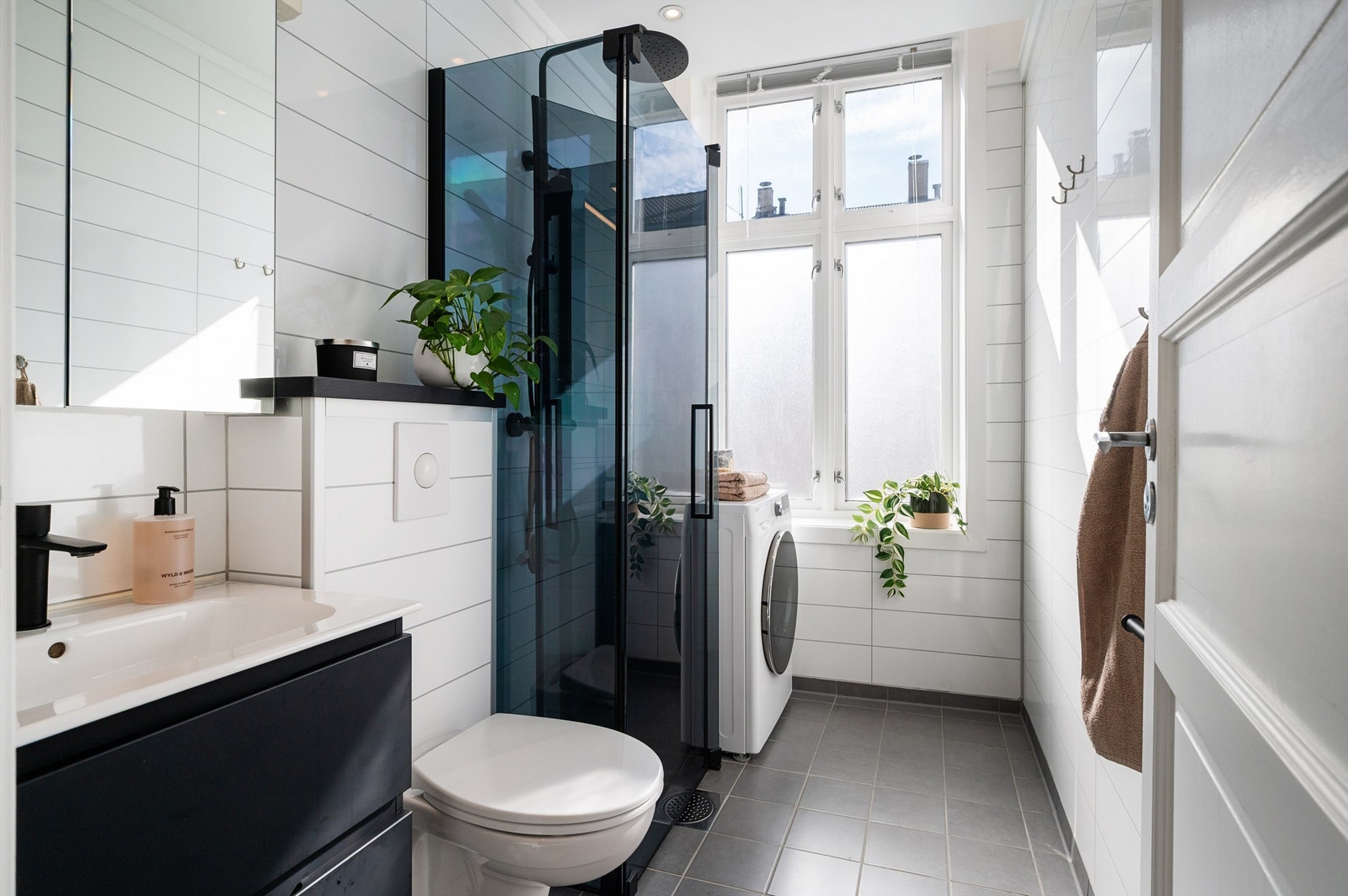 Flislagt og tidløst baderom fra 2011 med praktisk og moderne standard. Vindu på badet gir godt med naturlig lys. Galleribilde
