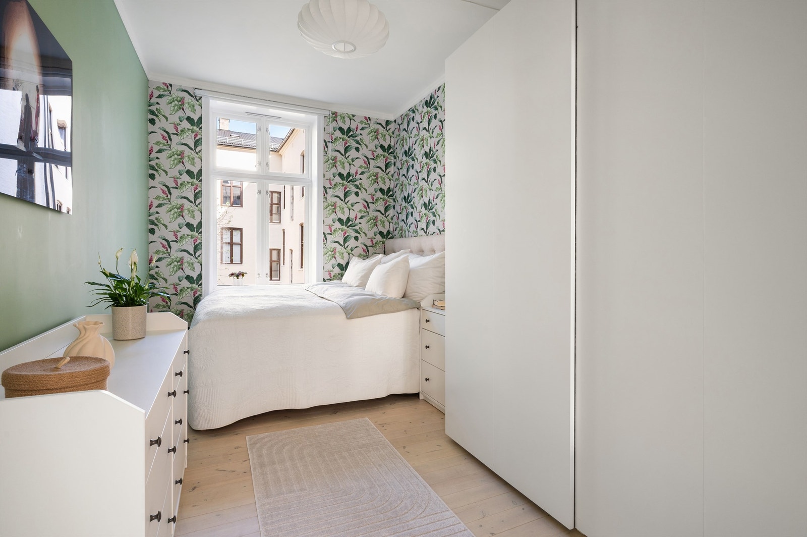 Boligen har et stort soverom malt i lune og delikate nyanser. Galleribilde
