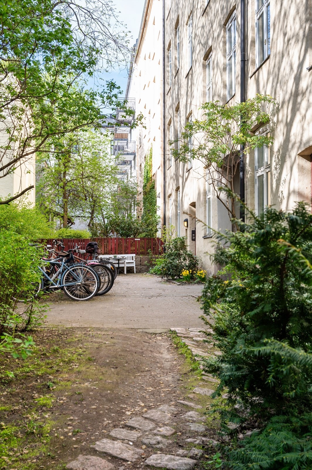Borettslaget er veldrevet. Kvartalets flotte bakgård er stille og fritt fra biltrafikk. Galleribilde
