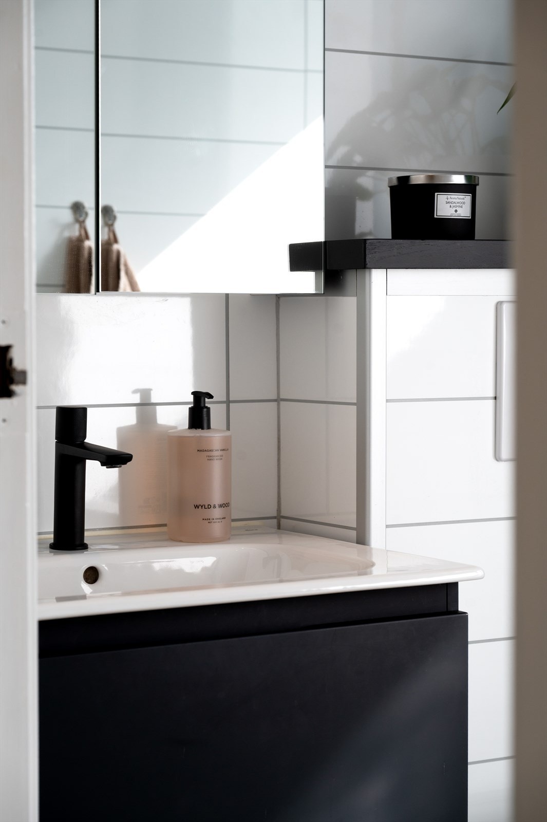 Badet er også utstyrt med nedfelt servant med underskuffer, speilskap, opplegg for vaskemaskin og vegghengt toalett. Galleribilde