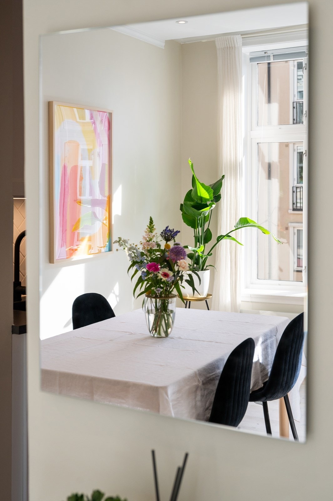 Plass til langbord i stuen like ut fra kjøkkenet. Her kan du invitere venner og familie til hyggelige middager. Galleribilde